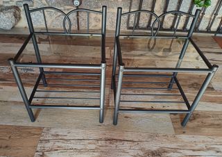 Mesillas de noche, metal y cristal.