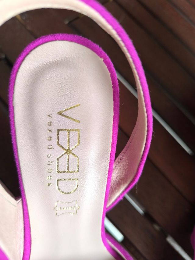 Zapatos fiesta rosa fucsia tacón alto. 