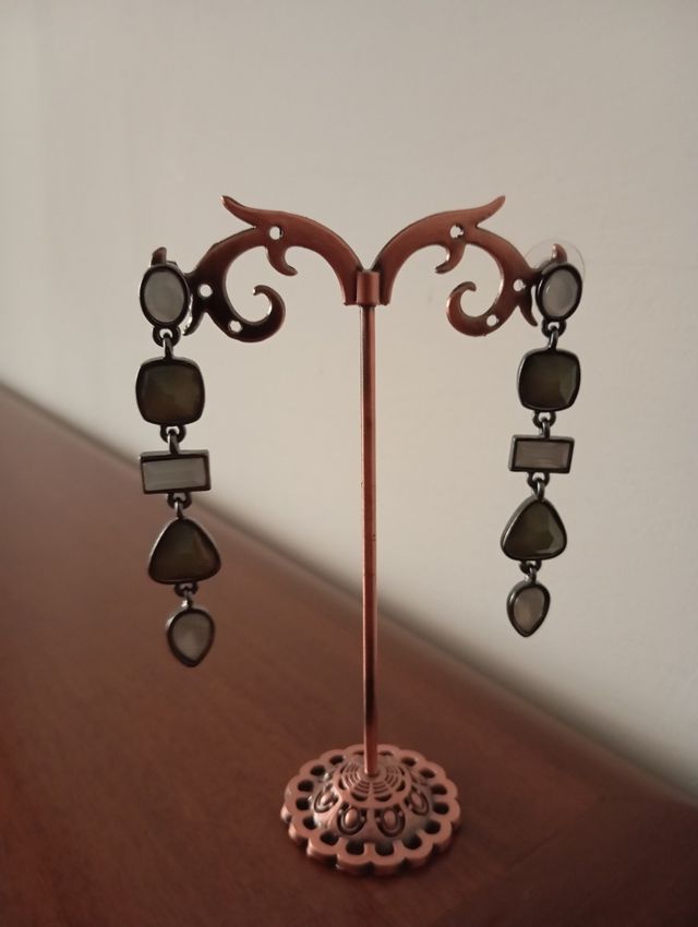 Orecchini con pietre nere e grigie