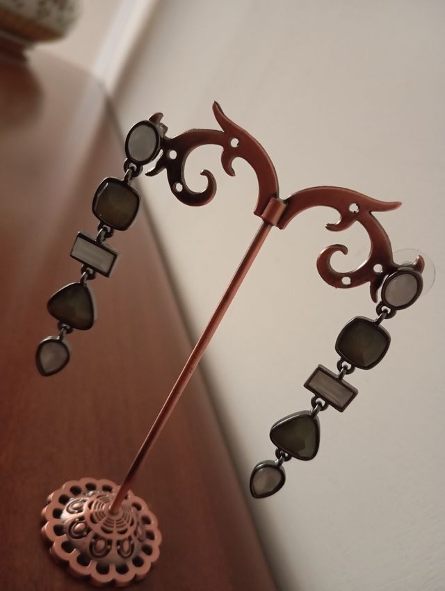 Orecchini con pietre nere e grigie