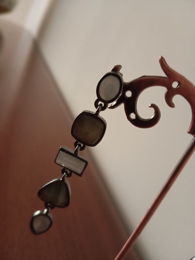 Orecchini con pietre nere e grigie