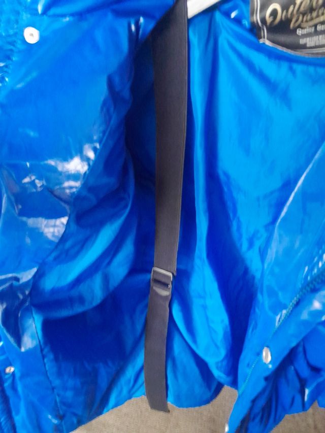 Plumifero hombre azul