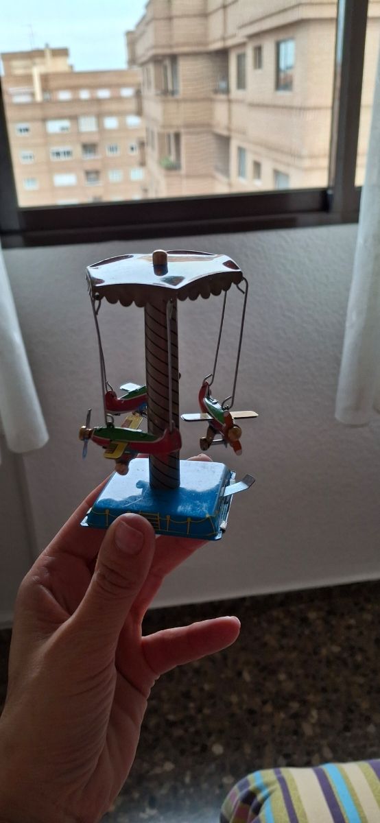 Juguete ojalálata antiguo