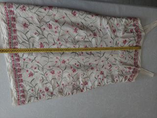 Vestido con flores bordadas