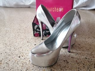 Zapatos de tacón plateados
