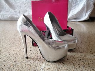 Zapatos de tacón plateados