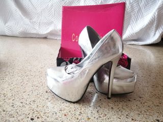 Zapatos de tacón plateados