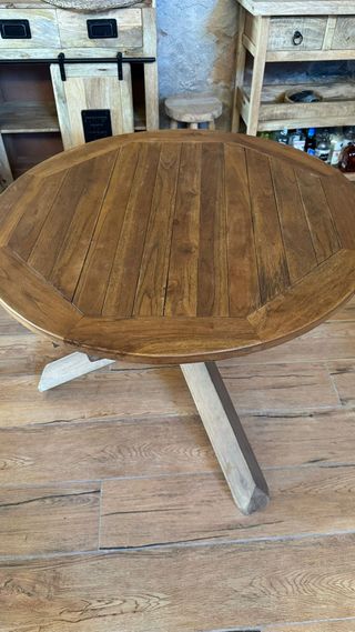 Mesa redonda de madera para exterior