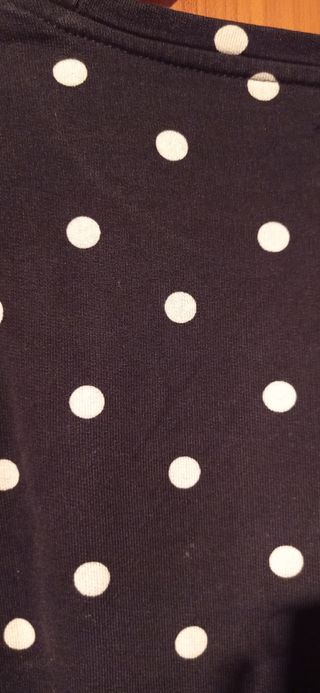 Camiseta Stradivarius negra con lunares