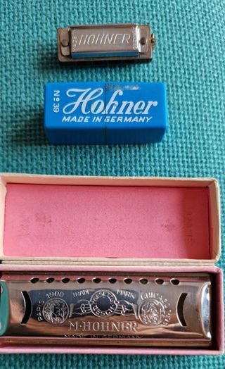 Dos acordeones de boca HOHNER