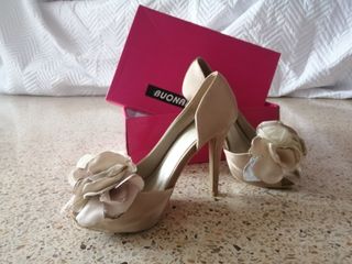 Zapato de tacón en raso dorado