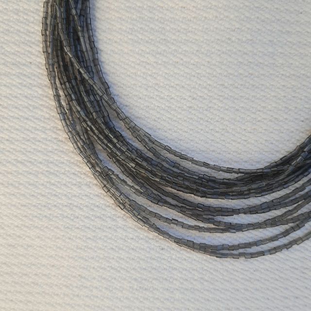 Collana di perline grigio fumè 