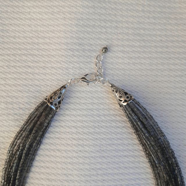 Collana di perline grigio fumè 