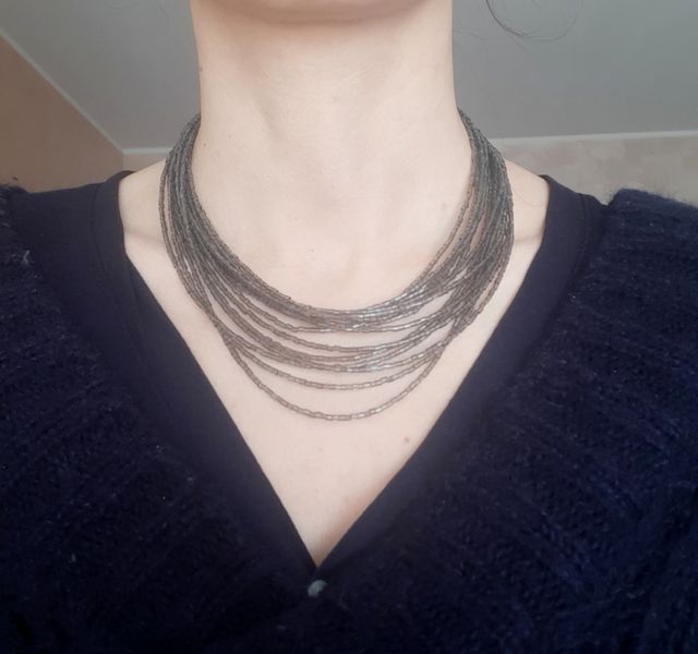 Collana di perline grigio fumè 