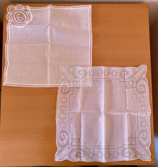 5€/pañuelo. 2 pañuelos blancos bordados