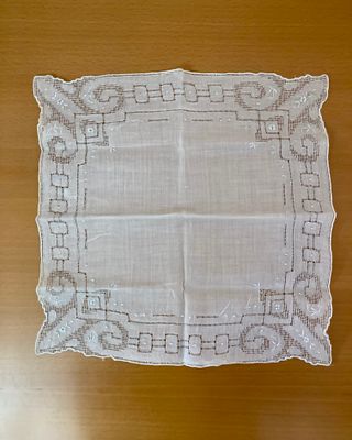 5€/pañuelo. 2 pañuelos blancos bordados