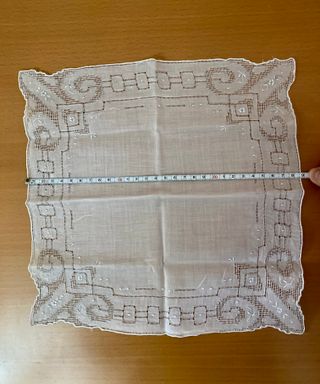 5€/pañuelo. 2 pañuelos blancos bordados