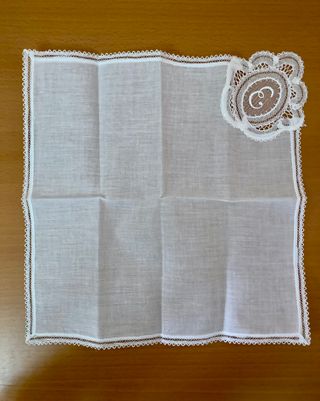5€/pañuelo. 2 pañuelos blancos bordados