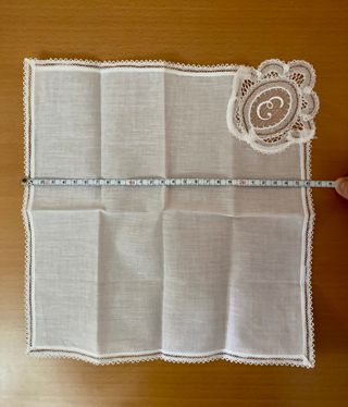 5€/pañuelo. 2 pañuelos blancos bordados