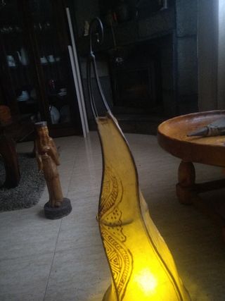 Lámpara de piel y forja antigua