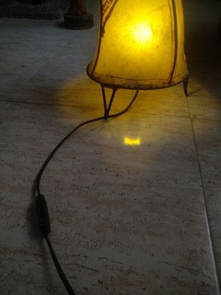 Lámpara de piel y forja antigua