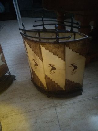 Lámpara de piel y forja antigua