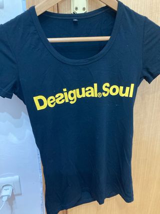 Camiseta manga corta desigual.