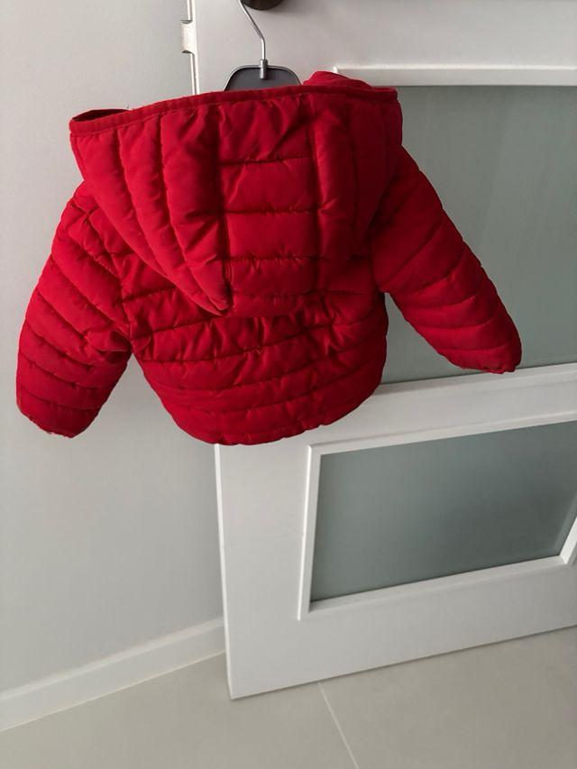 Cazadora roja bebe KIABI 12 meses