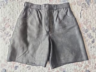 Short negros de cuero