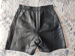 Short negros de cuero