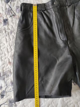 Short negros de cuero