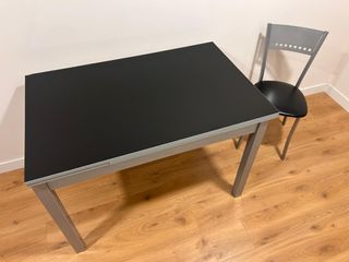Conjunto de mesa y 4 sillas, extensible