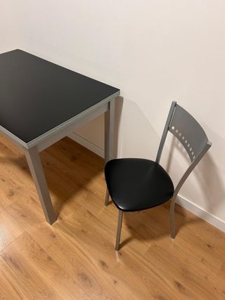 Conjunto de mesa y 4 sillas, extensible