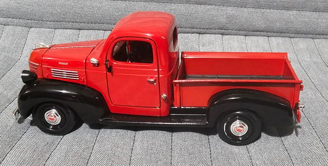 modellino Chrysler Plymouth Pick-up 1941 sc. 1:24