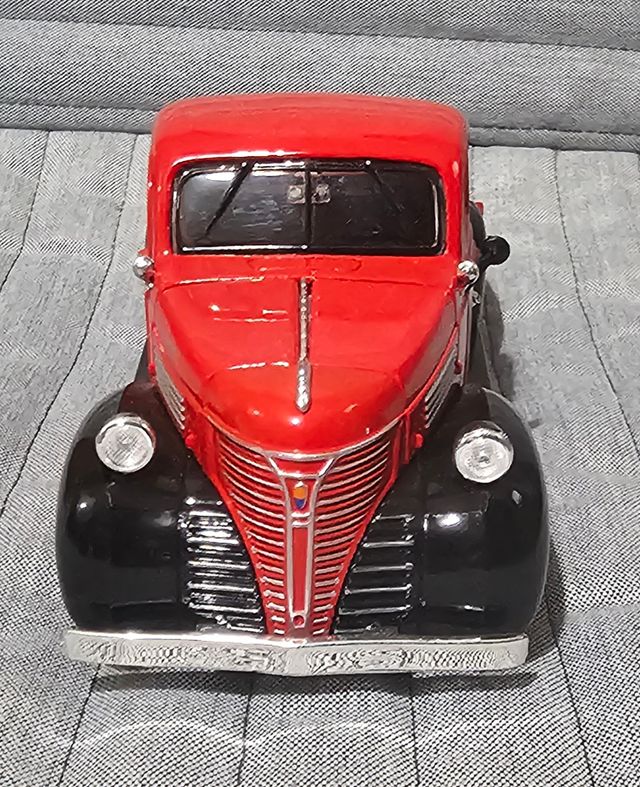 modellino Chrysler Plymouth Pick-up 1941 sc. 1:24
