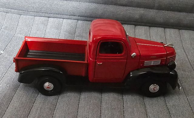 modellino Chrysler Plymouth Pick-up 1941 sc. 1:24