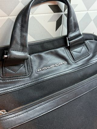 Maletín ejecutivo Piquadro de cuero y nylon