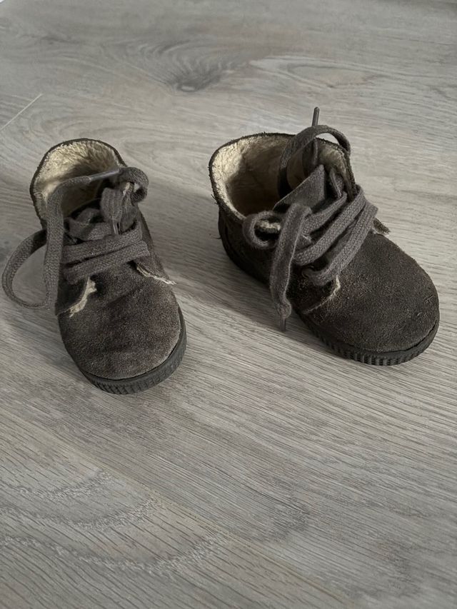 Botitas UNIT grises hipercor talla 19