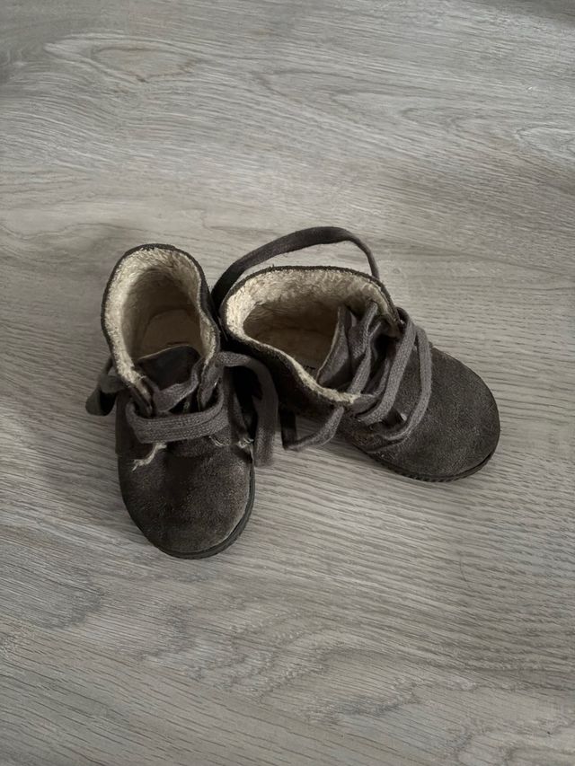 Botitas UNIT grises hipercor talla 19