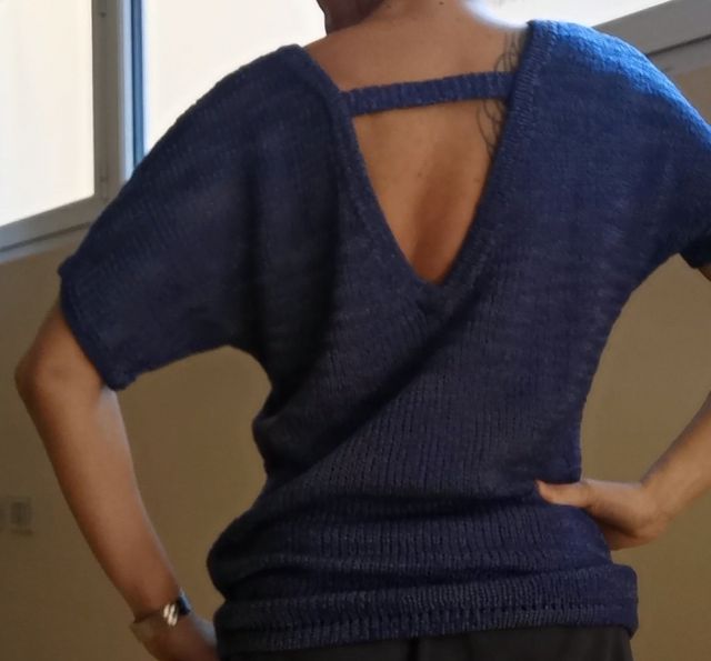 Maglia blu con scollo sul dietro