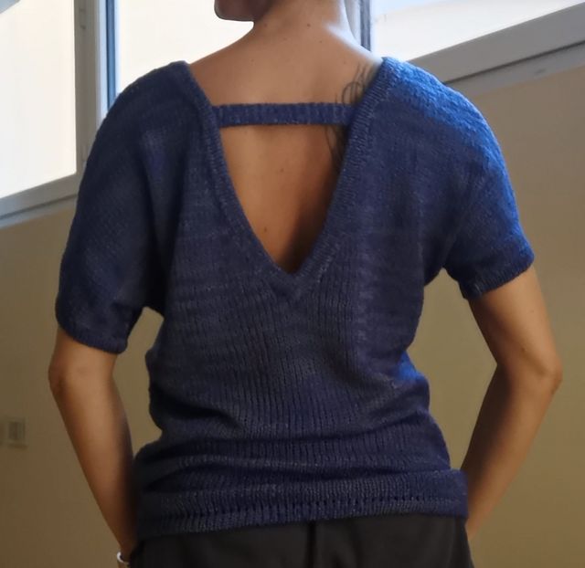 Maglia blu con scollo sul dietro