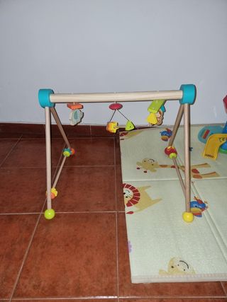 Gimnasio de madera para bebé