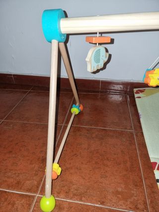 Gimnasio de madera para bebé