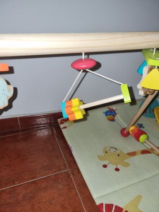 Gimnasio de madera para bebé