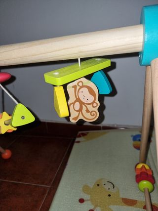 Gimnasio de madera para bebé