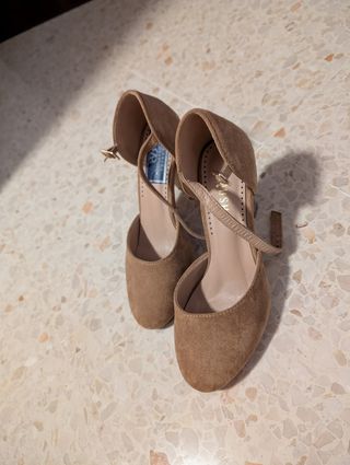 Zapatos de tacón camel