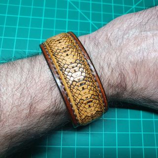 Brazalete de piel