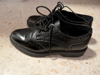 Zapatos de charol negros de mujer