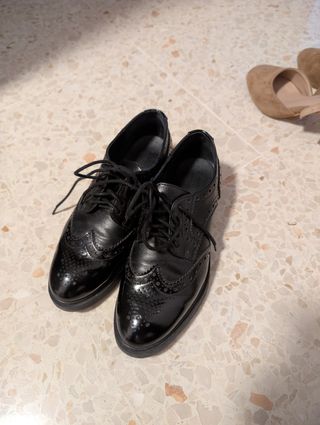 Zapatos de charol negros de mujer
