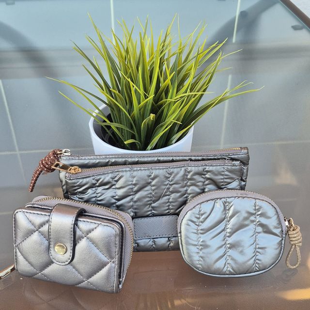 Lote de varios monederos.